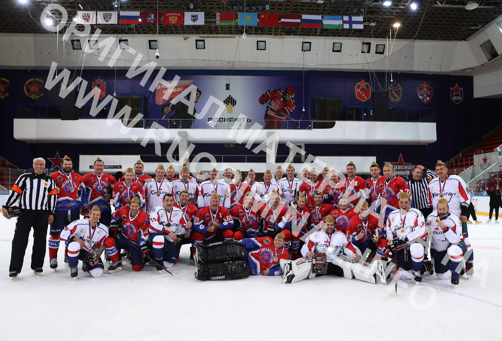 Наталья Починок вместе с Юрием Полищуком (справа от неё) и Иваном Ткачевым